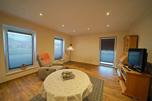 Wohnzimmer - Bungalow mit 100,00 m&sup2; in Uplengen zur Miete