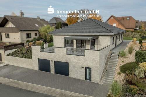 Vogelperspektive - Neuwertiger Bungalow mit hoher Lebensqualität in Beckum!