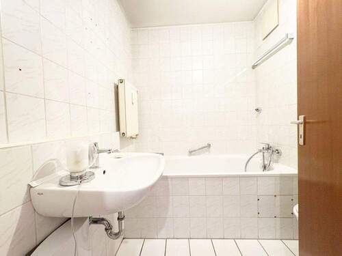 Badezimmer mit Wanne und Dusche - 