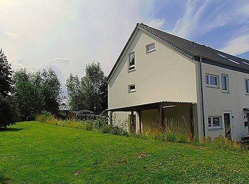 Objekt seitlich.JPG - LETZTES NIEDERIGENERGIE HAUS – Erstbezug mit TOP- Ausstattung, Sonnengarten und Einbauküche!