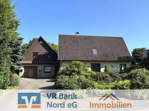 Straßenansicht - Großzügiges Wohnhaus mit Einliegerwohnung auf ausgedehntem Grundstück