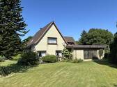 Seitenansicht mit Wohnzimmer-Anbau - 1 Zimmer Mehrfamilienhaus, Wohnhaus in Sieverstedt