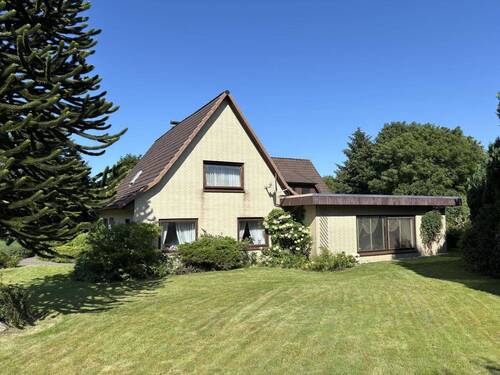 Seitenansicht mit Wohnzimmer-Anbau - 1 Zimmer Mehrfamilienhaus, Wohnhaus in Sieverstedt