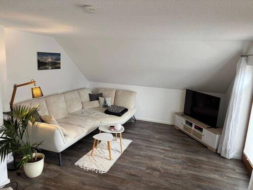 Wohnzimmer - Helle 4,5-Zimmer-Wohnung - 395.000,00 EUR Kaufpreis, ca.  115,00 m² Wohnfläche