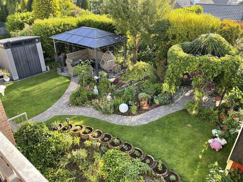 Garten mit Terrasse vom Balkon - 