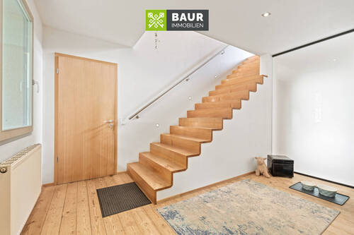 Treppenaufgang zu OG - 8 Zimmer Mehrfamilienhaus, Wohnhaus zum Kaufen in Wangen im Allgäu