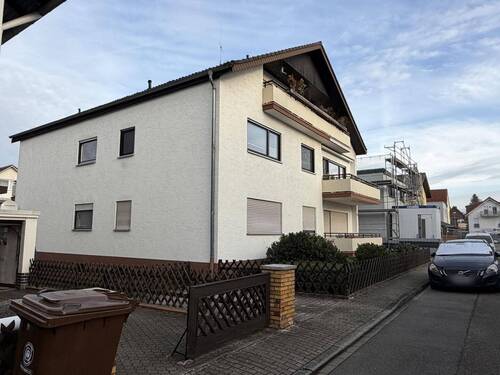 Straßenansicht - Ruhig gelegen, gut geschnitten - Vermietete 2-Zimmer-Wohnung mit Balkon