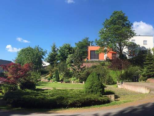 Straßenansicht Haus im Sommer - 7 Zimmer Einfamilienhaus zum Kaufen in Friedrichroda