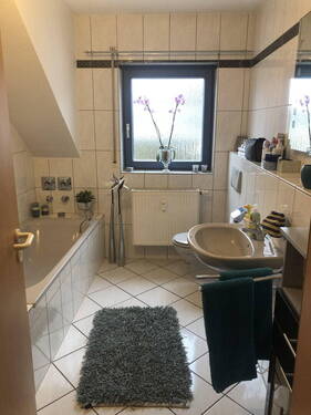 Bad mit Dusche und Wanne - 