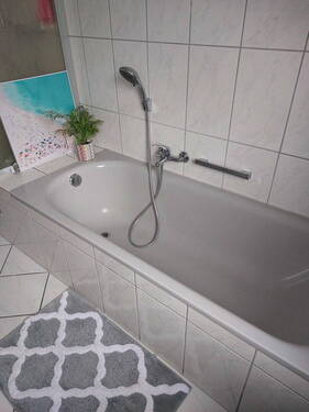 Bad mit Wanne und Dusche - 