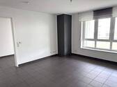 Wohnraum, Loggia hinter Fensterfront - 