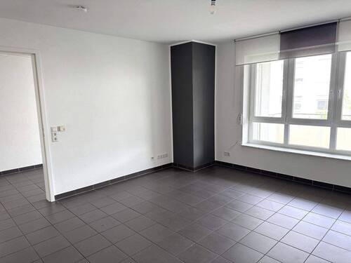 Wohnraum, Loggia hinter Fensterfront - 