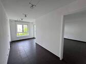 Blick in Wohnraum und links Küche - Etagenwohnung mit 74,00 m&sup2; in Kassel zum Kaufen