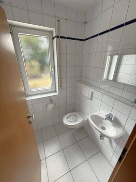 Gäste-WC im EG - 6 Zimmer Mehrfamilienhaus, Wohnhaus in Hemhofen