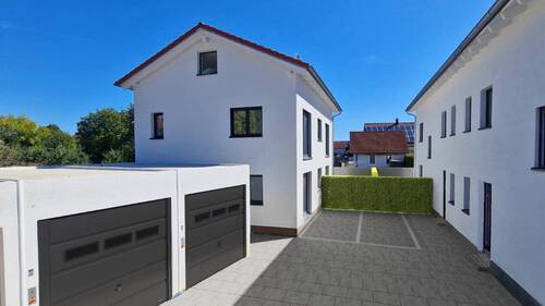 Innenhof mit Garagen und Gästeparkplätzen - 