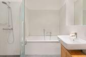 ... mit Wanne und Dusche. - 