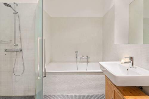 ... mit Wanne und Dusche. - 