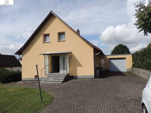 Frontansicht / Hof und Garage - 6 Zimmer Einfamilienhaus in Flieden