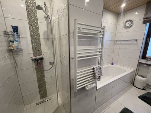 Bad mit Dusche und Wanne - 