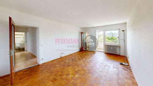 Wohnzimmer mit Zugang zur Küche und Balkon - Bezugsfreie 3 Zimmer Wohnung mi 2 Balkonen und Blick über die Dächer von Laim