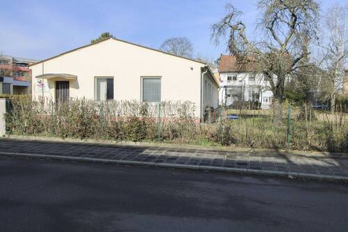 Straßenansicht Gewerbehalle - Attraktives Grundstück mit Bestandshalle in Nürnberg-Schniegling