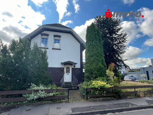 Titelbild mit Logo - Renovierungsbedürftiges Einfamilienhaus mit Garage