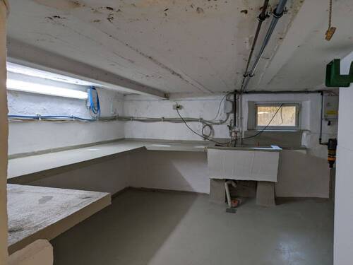 Keller mit Anschluss für Waschmaschine u. Trockner - 