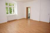 Wohnzimmer mit Blick zur Küche - 2 Zimmer Etagenwohnung zur Miete in Chemnitz