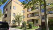 Straßenansicht - Juwel der Bauhauszeit: Helle 2-Zimmer-Wohnung m. Balkon u. Blick ins Grüne - bezugsfrei - privat