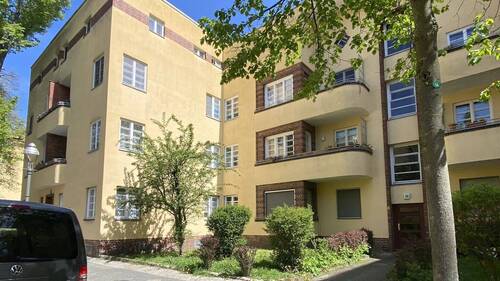 Straßenansicht - Juwel der Bauhauszeit: Helle 2-Zimmer-Wohnung m. Balkon u. Blick ins Grüne - bezugsfrei - privat