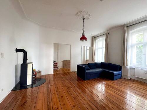 Wohnzimmer mit Stuck und Kamin.jpg - Wunderschönes Friedenau: 2,5 Zimmer-Altbauwohnung mit vielen originalen Details und Kaminofen