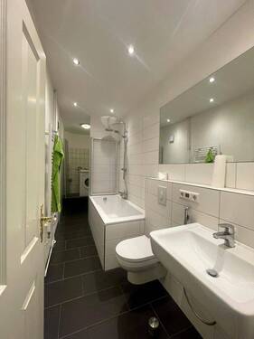 Badezimmer_ Waschmaschineabstellraum.jpg - 2 Zimmer Etagenwohnung zum Kaufen in Berlin