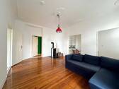 Wohnzimmer mit Kamin und Blick zum Arbeitszimmer.j - Etagenwohnung mit 77,00 m² in Berlin zum Kaufen