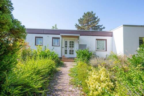 Hausansicht - * 114 m²-Bungalow in ruhiger Wohnlage zu einem fairen Preis der Luft zum renovieren lässt! *