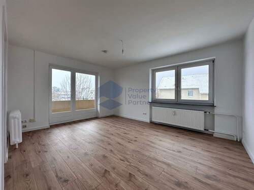 Wohnzimmer Durchgangszimmer mit Balkon (2) - 2 Zimmer Etagenwohnung zur Miete in Wolfsburg