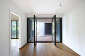 Links ein Schlafzimmer und geradezu die überdachte Loggia - Etagenwohnung mit 101,00 m² in Berlin zum Kaufen