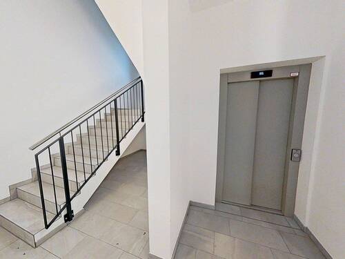 Hausflur mit Fahrstuhl - 