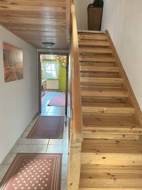 Flur im EG und Treppe ins 1. OG - 