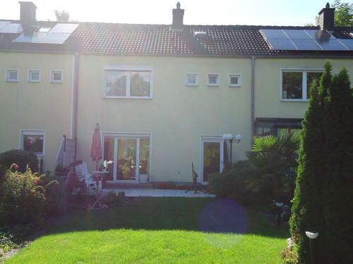 Gartenseite mit Terrasse - 