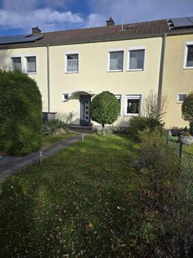 Hauseingang mit Vorgarten - Toplage Köln Dellbrück! Gepflegtes, schönes Reihenmittelhaus mit über 330qm Grundstück