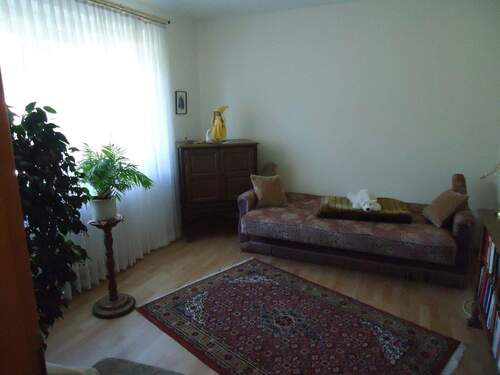 1. Schlaf-/Gäste-/Kinderzimmer - 