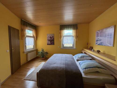 Schlafzimmer mit angrenzenden WC 1.OG - 