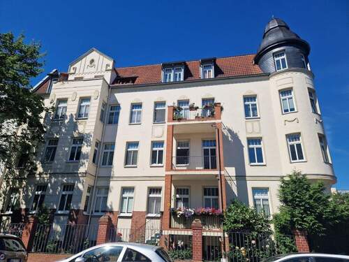 Hausansicht mit Vorgarten - Mehrfamilienhaus, Wohnhaus zum Kaufen in Halle (Saale)