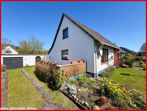 Süd-West-Ansicht mit Terrasse und Garage - 4 Zimmer Einfamilienhaus zum Kaufen in Jagel