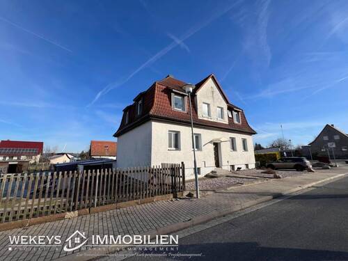 Hausansicht - Wohnhaus und Gartenhaus und großem Grundstück