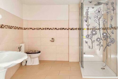 Bad mit ebenerdiger Dusche - 