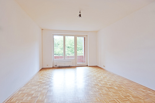 Wohnzimmer mit Balkon - 3 Zimmer Etagenwohnung zur Miete in Lüneburg