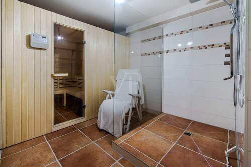 Integrierte Sauna mit geräumiger Schwalldusche - 