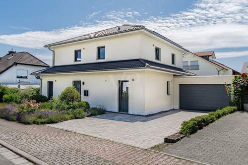 Vorderansicht mit charmantem Vorgarten - 