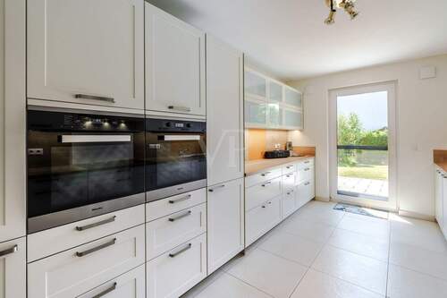 Einbauküche mit Zugang nach draußen - 